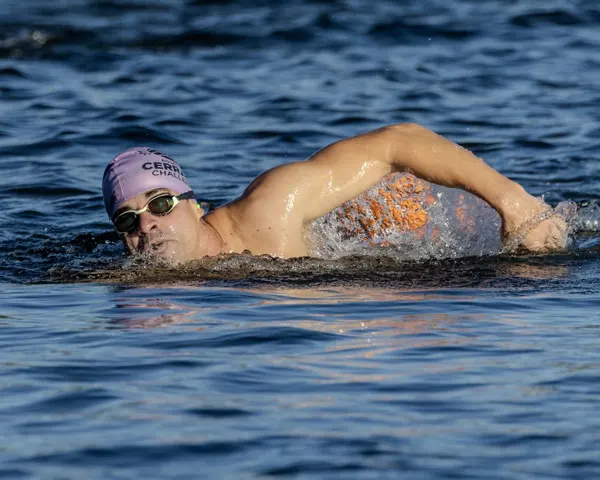 Nadador em plena braçada no Lago Paranoá